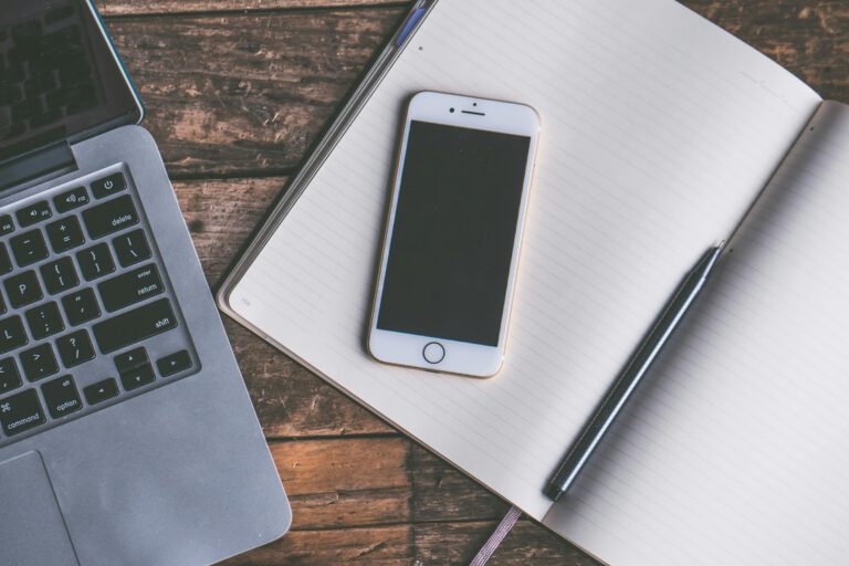 Coputadora y celular de trabajo